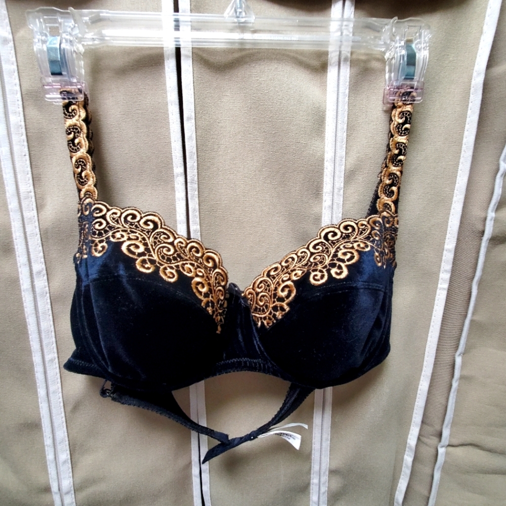 Felina 36B. Bra Black w/gold thread embroidery. Underwire. Sexy and flattering!